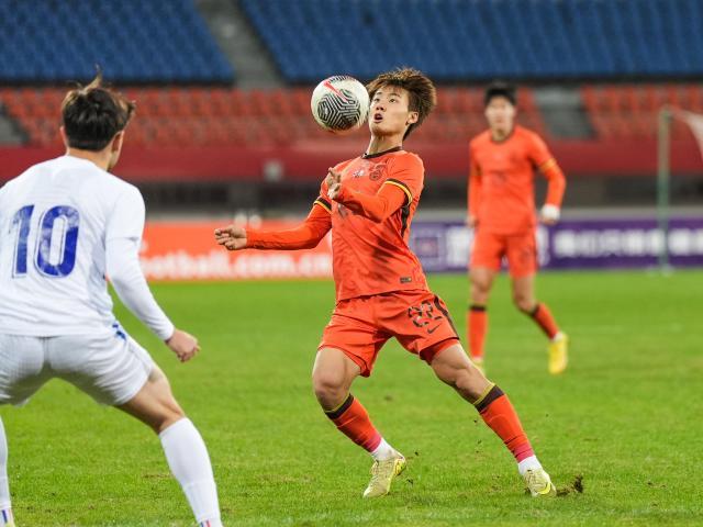 1763631655099027242.jpg (体育)(14)足球——“熊猫杯”国际锦标赛:中国U22平乌兹别克斯坦U22XxjpseC002165_20251118_PEPFN0A001.jpg