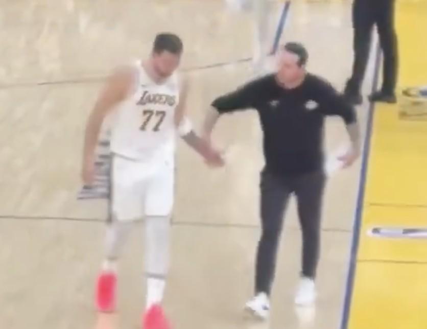 开云-雷迪克与东契奇在湖勇大战疑似发生争吵，后者摊手表达不满